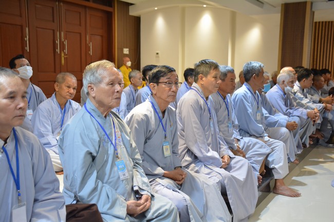 Dharma Talk Reciting the Buddha's names without receding in The 98th Seven-Day Retreat