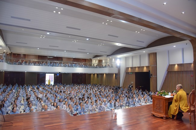Dharma Talk Reciting the Buddha's names without receding in The 98th Seven-Day Retreat