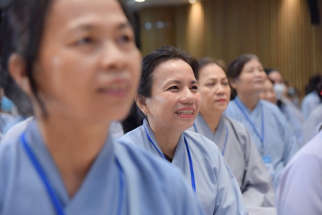 Dharma Talk Reciting the Buddha's names without receding in The 98th Seven-Day Retreat
