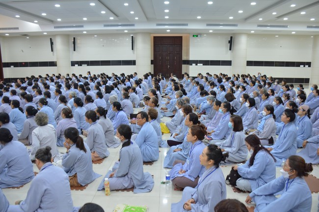 Dharma Talk Reciting the Buddha's names without receding in The 98th Seven-Day Retreat