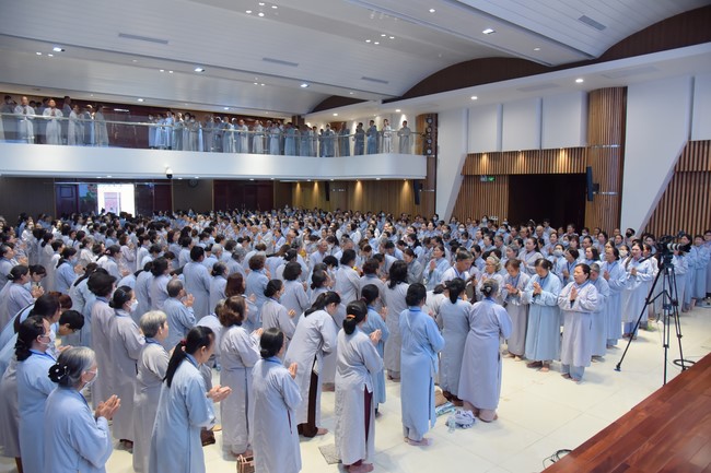 Dharma Talk Reciting the Buddha's names without receding in The 98th Seven-Day Retreat
