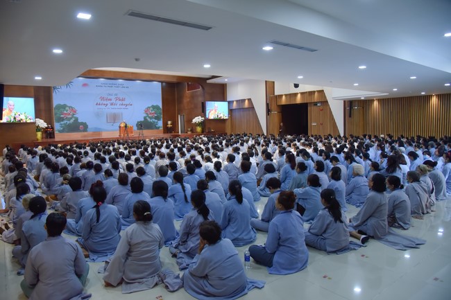 Dharma Talk Reciting the Buddha's names without receding in The 98th Seven-Day Retreat