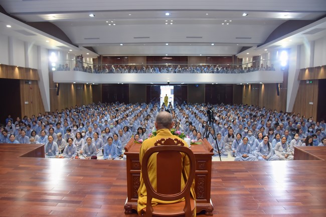 Dharma Talk Reciting the Buddha's names without receding in The 98th Seven-Day Retreat