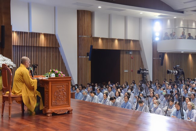Dharma Talk Reciting the Buddha's names without receding in The 98th Seven-Day Retreat