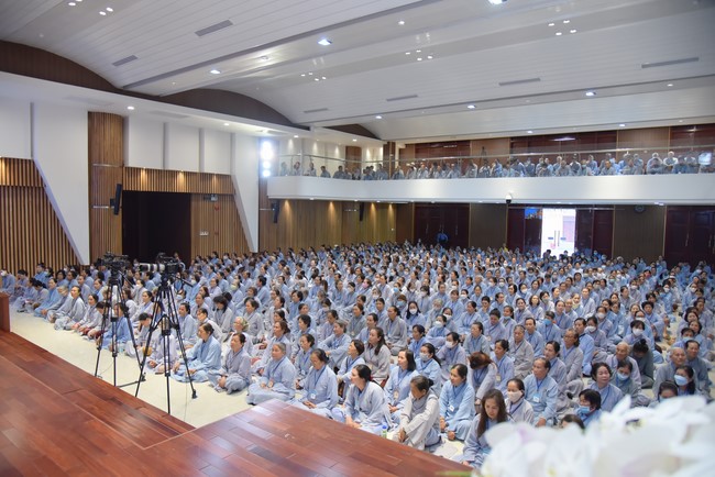 Dharma Talk Reciting the Buddha's names without receding in The 98th Seven-Day Retreat