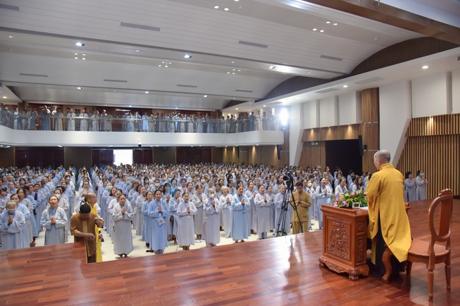 Dharma Talk Reciting the Buddha's names without receding in The 98th Seven-Day Retreat