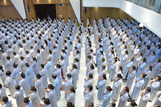 Dharma Talk Reciting the Buddha's names without receding in The 98th Seven-Day Retreat