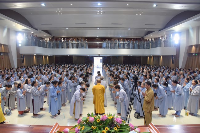 Dharma Talk Reciting the Buddha's names without receding in The 98th Seven-Day Retreat