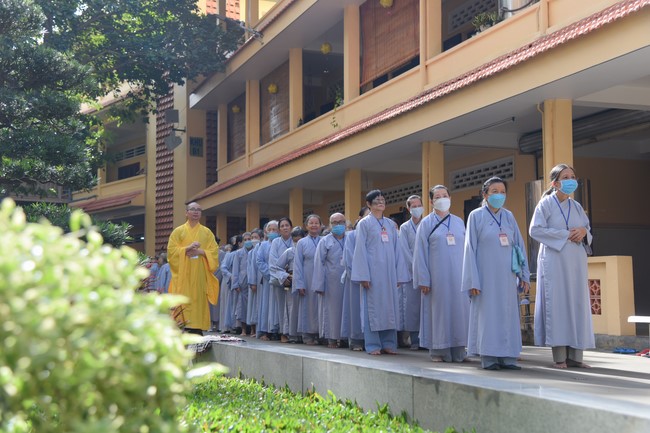 Dharma Talk Reciting the Buddha's names without receding in The 98th Seven-Day Retreat