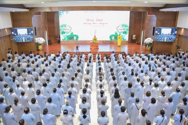 Dharma Talk Reciting the Buddha's names without receding in The 98th Seven-Day Retreat