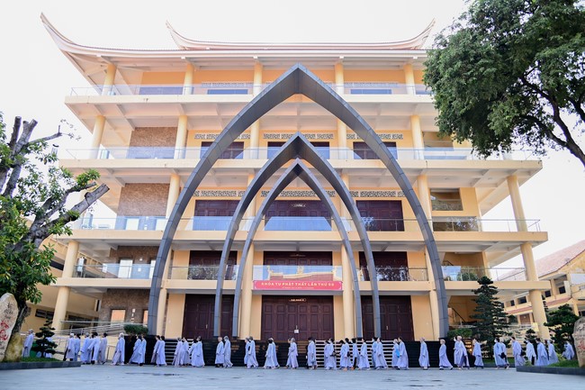 Dharma Talk Reciting the Buddha's names without receding in The 98th Seven-Day Retreat