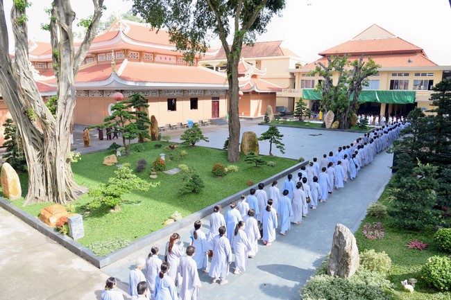 Dharma Talk Reciting the Buddha's names without receding in The 98th Seven-Day Retreat