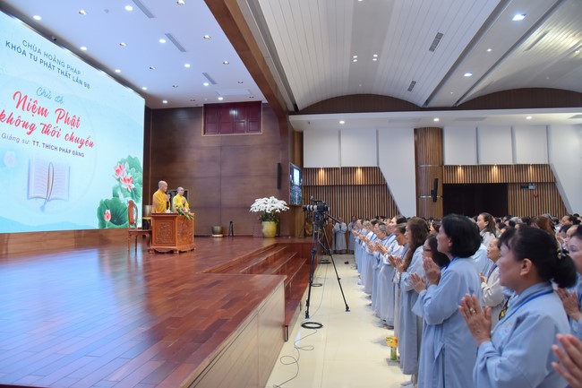 Dharma Talk Reciting the Buddha's names without receding in The 98th Seven-Day Retreat