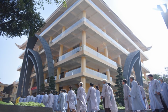 Dharma Talk Reciting the Buddha's names without receding in The 98th Seven-Day Retreat