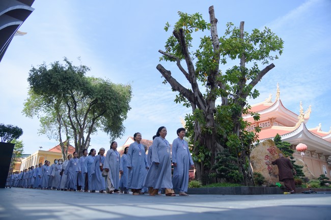 Dharma Talk Reciting the Buddha's names without receding in The 98th Seven-Day Retreat