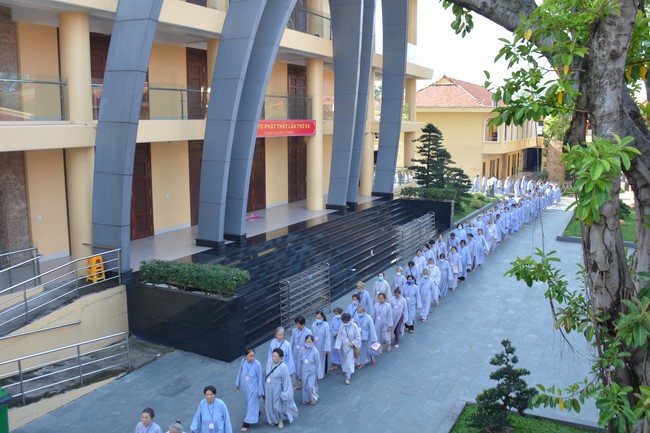 Dharma Talk Reciting the Buddha's names without receding in The 98th Seven-Day Retreat