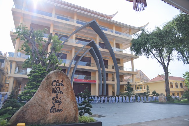 Dharma Talk Reciting the Buddha's names without receding in The 98th Seven-Day Retreat