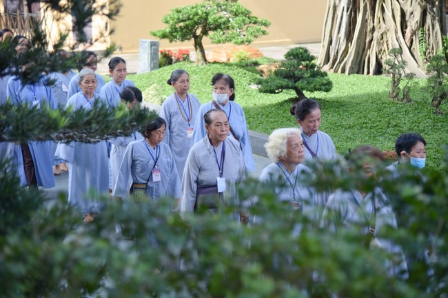 Dharma Talk Reciting the Buddha's names without receding in The 98th Seven-Day Retreat