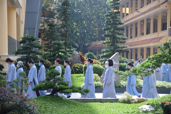 Dharma Talk Reciting the Buddha's names without receding in The 98th Seven-Day Retreat