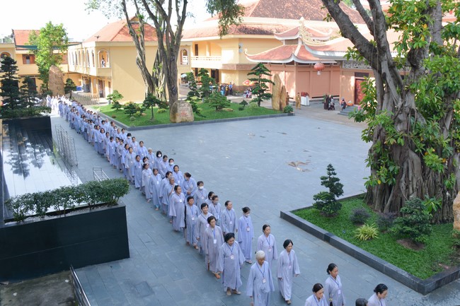 Dharma Talk Reciting the Buddha's names without receding in The 98th Seven-Day Retreat