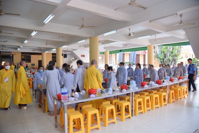 Dharma Talk Reciting the Buddha's names without receding in The 98th Seven-Day Retreat