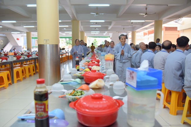 Dharma Talk Reciting the Buddha's names without receding in The 98th Seven-Day Retreat