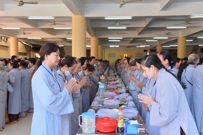 Dharma Talk Reciting the Buddha's names without receding in The 98th Seven-Day Retreat