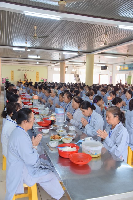 Dharma Talk Reciting the Buddha's names without receding in The 98th Seven-Day Retreat