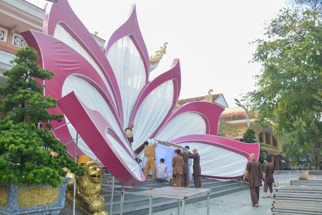Affairs preparing for Lantern Candle Lighting Ceremony to commemorate Amitabha Buddha (Last part)