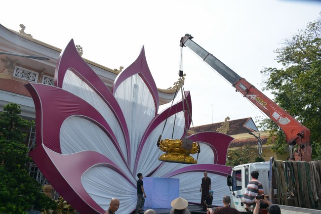 Affairs preparing for Lantern Candle Lighting Ceremony to commemorate Amitabha Buddha (Last part)