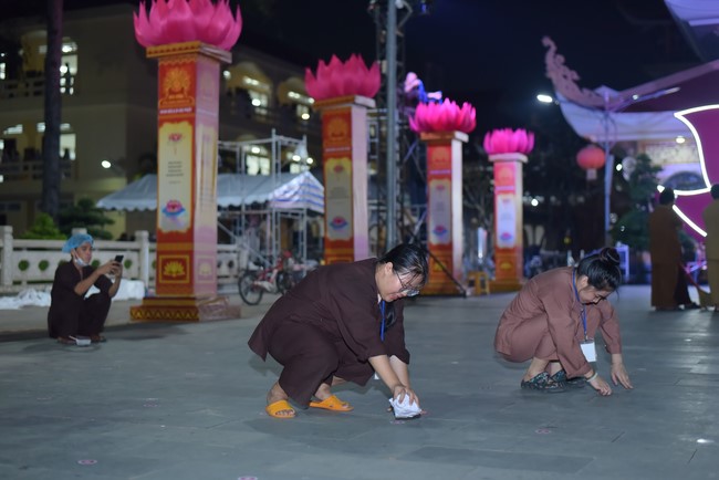 Affairs preparing for Lantern Candle Lighting Ceremony to commemorate Amitabha Buddha (Last part)