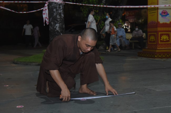 Affairs preparing for Lantern Candle Lighting Ceremony to commemorate Amitabha Buddha (Last part)