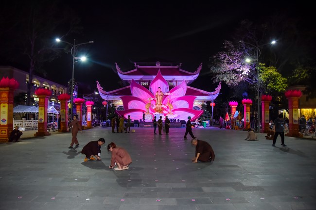 Affairs preparing for Lantern Candle Lighting Ceremony to commemorate Amitabha Buddha (Last part)
