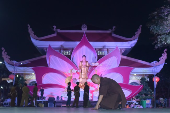 Affairs preparing for Lantern Candle Lighting Ceremony to commemorate Amitabha Buddha (Last part)
