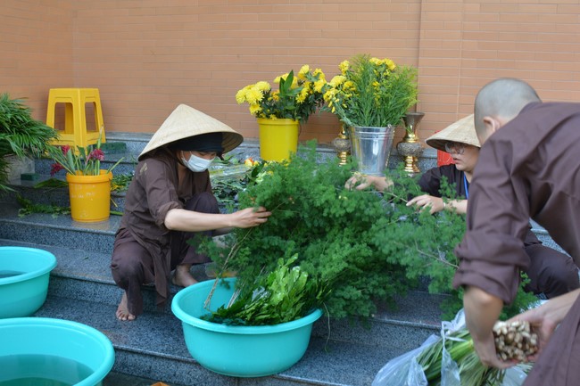 Affairs preparing for Lantern Candle Lighting Ceremony to commemorate Amitabha Buddha (Last part)