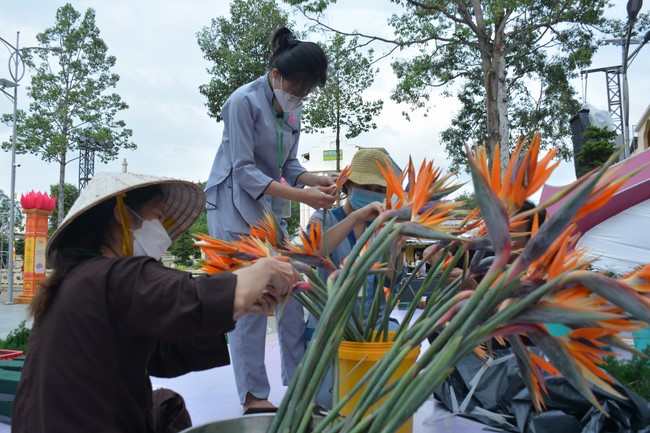 Affairs preparing for Lantern Candle Lighting Ceremony to commemorate Amitabha Buddha (Last part)