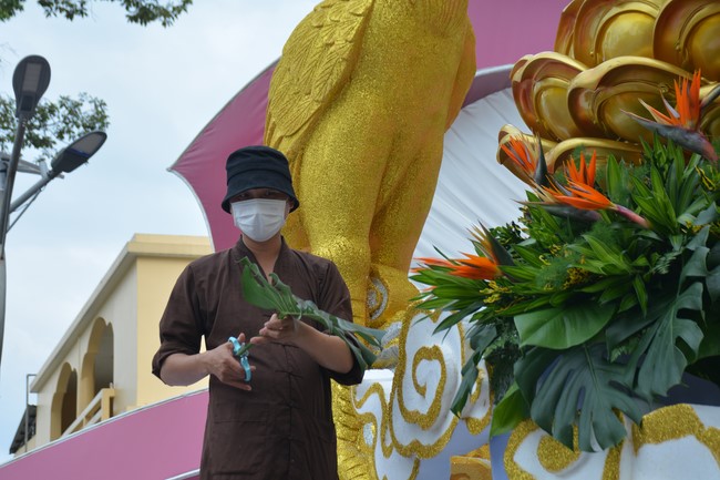 Affairs preparing for Lantern Candle Lighting Ceremony to commemorate Amitabha Buddha (Last part)