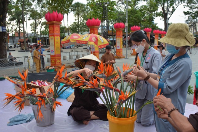 Affairs preparing for Lantern Candle Lighting Ceremony to commemorate Amitabha Buddha (Last part)
