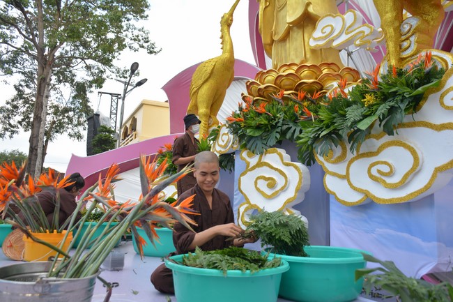 Affairs preparing for Lantern Candle Lighting Ceremony to commemorate Amitabha Buddha (Last part)