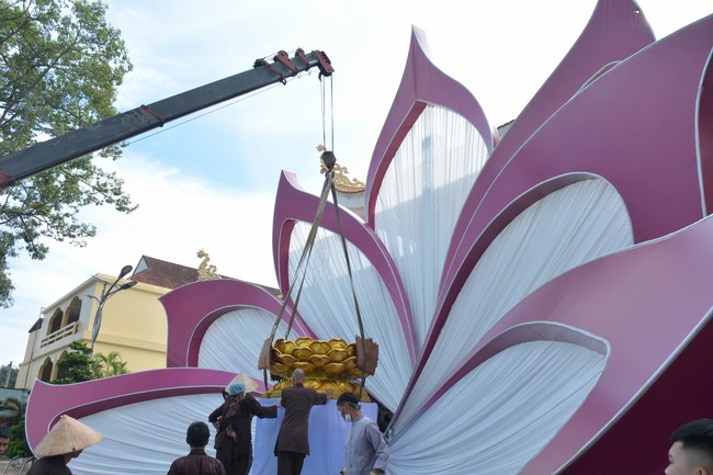 Affairs preparing for Lantern Candle Lighting Ceremony to commemorate Amitabha Buddha (Last part)
