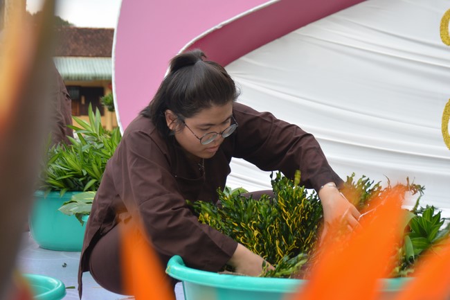 Affairs preparing for Lantern Candle Lighting Ceremony to commemorate Amitabha Buddha (Last part)