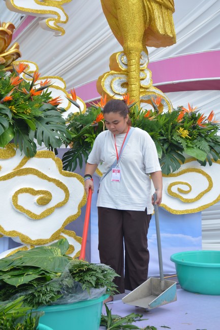 Affairs preparing for Lantern Candle Lighting Ceremony to commemorate Amitabha Buddha (Last part)