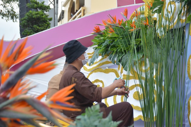 Affairs preparing for Lantern Candle Lighting Ceremony to commemorate Amitabha Buddha (Last part)