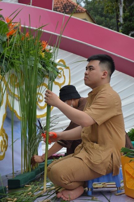 Affairs preparing for Lantern Candle Lighting Ceremony to commemorate Amitabha Buddha (Last part)