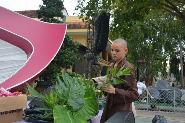 Affairs preparing for Lantern Candle Lighting Ceremony to commemorate Amitabha Buddha (Last part)