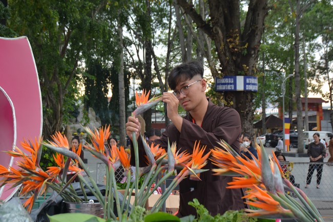 Affairs preparing for Lantern Candle Lighting Ceremony to commemorate Amitabha Buddha (Last part)