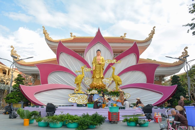 Affairs preparing for Lantern Candle Lighting Ceremony to commemorate Amitabha Buddha (Last part)