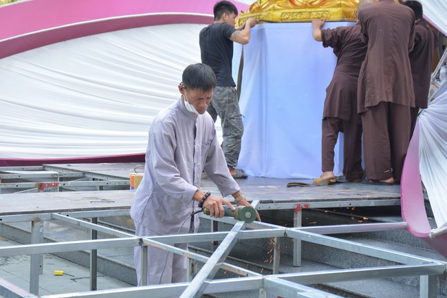 Affairs preparing for Lantern Candle Lighting Ceremony to commemorate Amitabha Buddha (Last part)