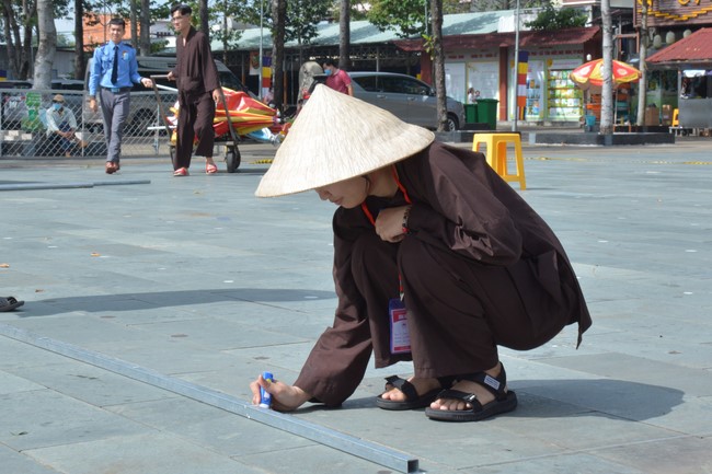 Affairs preparing for Lantern Candle Lighting Ceremony to commemorate Amitabha Buddha (Last part)