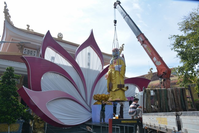 Affairs preparing for Lantern Candle Lighting Ceremony to commemorate Amitabha Buddha (Last part)